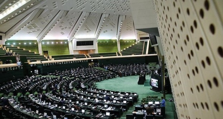 رفتارهای خارج از عُرف سفیر انگلیس بررسی شود