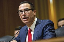 رایزنی «منوچین» با وزیر اماراتی درباره تقویت روابط مشترک