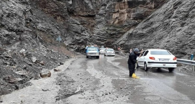 ریزش سنگین کوه در جاده چالوس/ محور مسدود شد