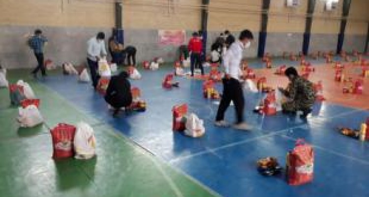 تلاش گروه جهادی شهید عباسی برای بسته بندی سبد غذایی 