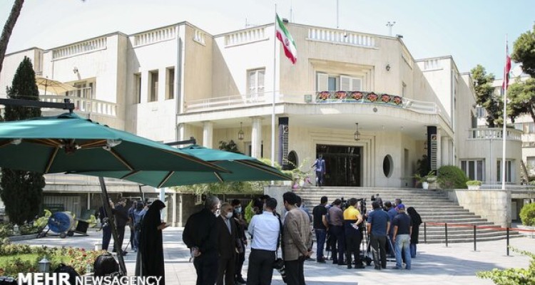 حیاط دولت، خالی از رسانه‌های منتقد/دفتر روحانی کرونا را بهانه کرد