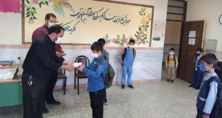  توزیع ماسک رایگان در مدارس شهر صحنه توسط گروه جهادی شهید قاسم سلیمانی