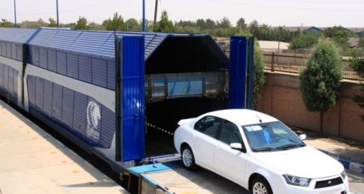 محصولات ایران خودرو کرمانشاه واقع در شهرک صنعتی صحنه با ریل جا به جا می شوند