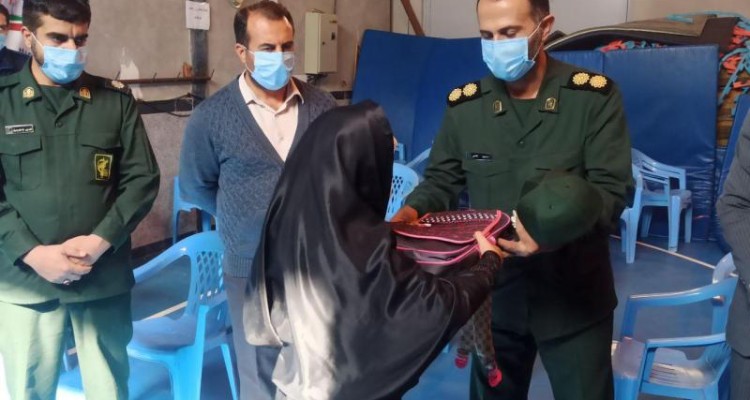 200 بسته لوازم التحریر توسط گروه های جهادی سپاه صحنه در بین دانش آموزان نیازمند توزیع شد