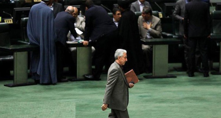 وزیر علوم برای عدم نظارت بر دانشگاه‌های علمی کاربردی تذکر گرفت