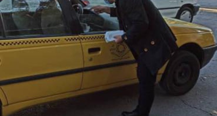 توزیع ماسک و مواد ضدعفونی کننده به رانندگان و مسافران تاکسی های درون شهری صحنه