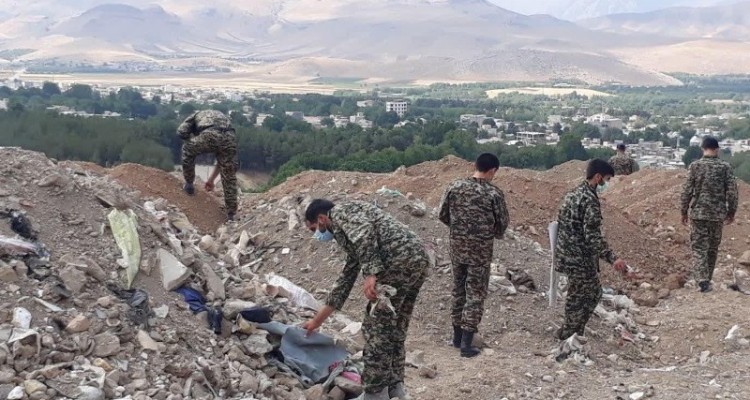 نظافت مزار شهدای گمنام صحنه توسط ورزشکاران بسیجی