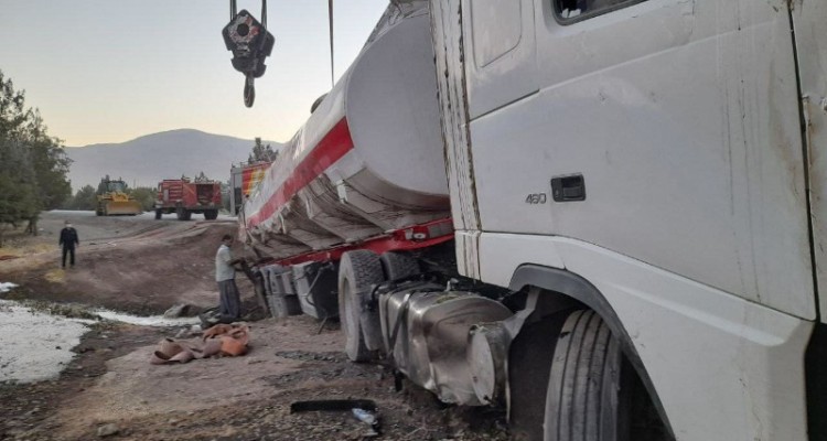 واژگونی تانکر 30 هزار لیتری سوخت در اتوبان صحنه به کرمانشاه