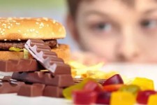 بدغذایی کودکان عامل خطر است/بستنی نباید جایگزین لبنیات شود