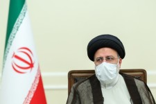 حضور صمیمی رئیسی در منزل دو تن از شهدای دفاع مقدس