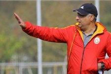 الهامی: زمین ساری بدترین زمین تاریخ لیگ برتر است/ حاضرم 300 میلیون از قراردادم را برای ترمیم ورزشگاه وطنی بدهم