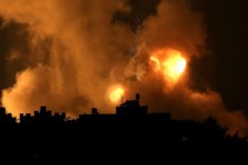 جنگنده‌های سعودی پایتخت یمن را بمباران کردند