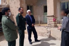 بازدید فرمانده سپاه صحنه از خانواده های نیازمند حومه شهرستان