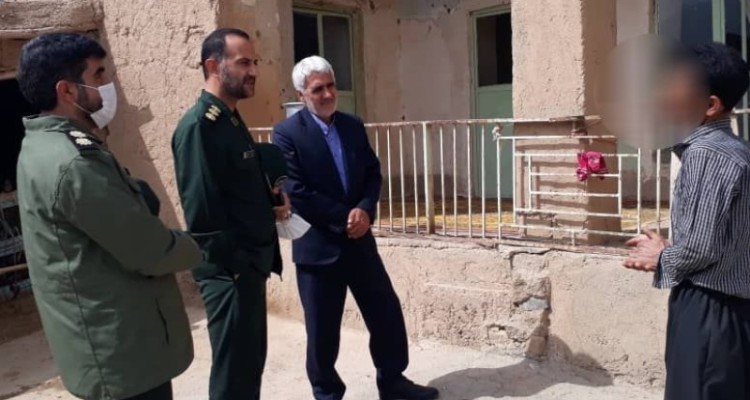 بازدید فرمانده سپاه صحنه از خانواده های نیازمند حومه شهرستان