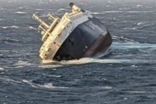 غرق شدن کشتی اماراتی حامل خودرو در آبهای عسلویه/ خدمه کشتی با جلیقه نجات روی آب