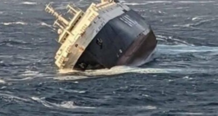 غرق شدن کشتی اماراتی حامل خودرو در آبهای عسلویه/ خدمه کشتی با جلیقه نجات روی آب