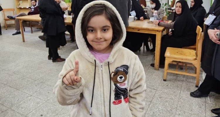 حضور گسترده مردم شهرستان صحنه در شعب اخذ رای