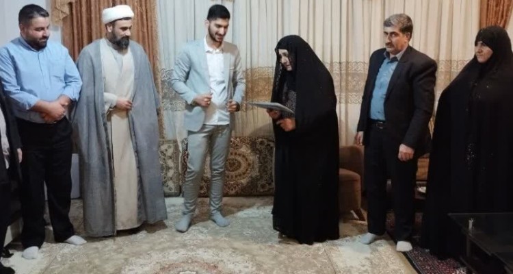 شهادت، نماد عزت  است