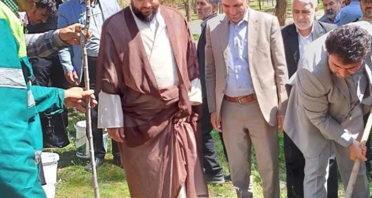 جایگزینی درختان آفت‌زده پارک‌جنگلی جوادآباد صحنه