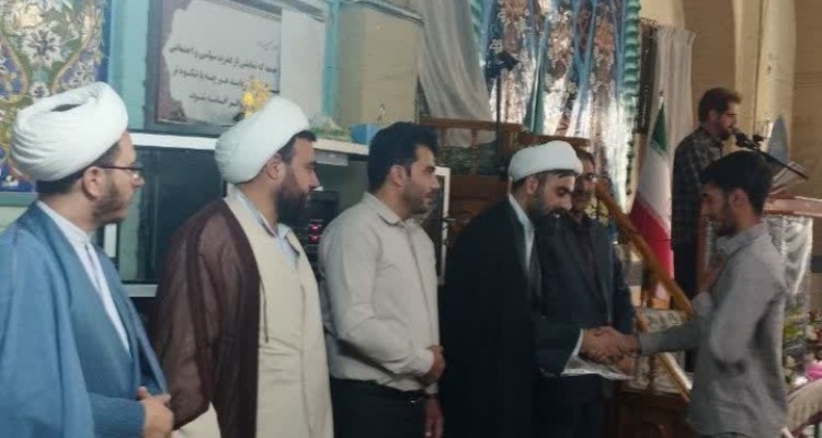 تجلیل از برگزیدگان مسابقه کتابخوانی در نماز جمعه