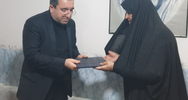 دیدار رئیس سازمان ثبت اسناد واملاک کشور با خانواده شهدا در صحنه