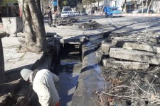 اجرای عملیات لایروبی و پاکسازی جوی ها و کانال‌های سطح شهر صحنه 