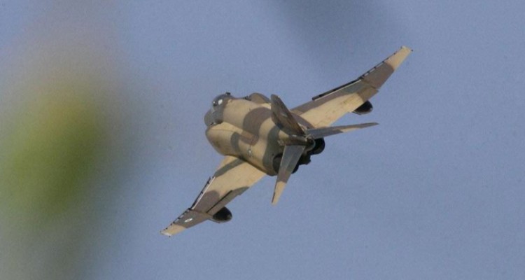 غرش جنگنده بر فراز صحنه در جریان رزمایش