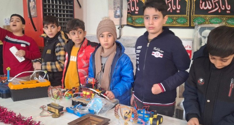 بازدید مسؤلین از نمایشگاه مخترعان آینده ساز رباتیک شهرستان صحنه پس از اقامه نماز جمعه 