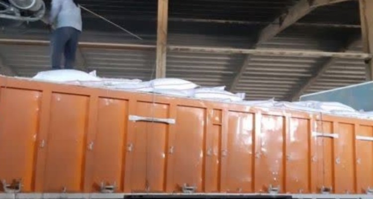 میزان 130 تن کود کشاورزی دی آمونیوم فسفات در صحنه توزیع شد