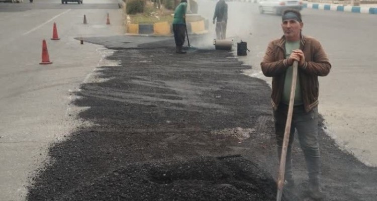 عملیات لکه‌گیری و ترمیم آسفالت بلوار اصلی شهر صحنه   