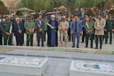 غبارروبی مزار شهدا به مناسبت هفته مقاومت در صحنه