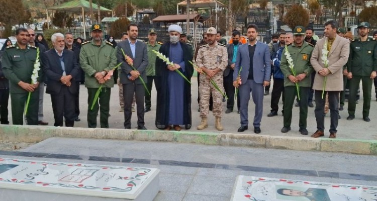 غبارروبی مزار شهدا به مناسبت هفته مقاومت در صحنه