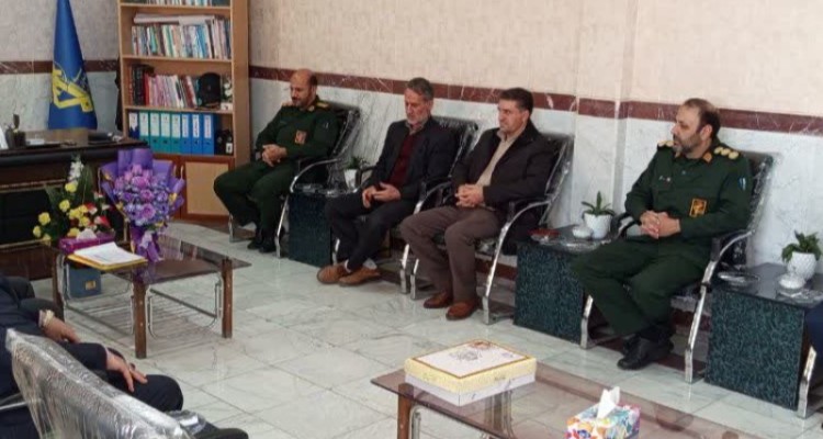 دیدار شهردار و اعضای شورای اسلامی شهر صحنه با فرمانده سپاه ناحیه صحنه به مناسبت روز پاسدار   