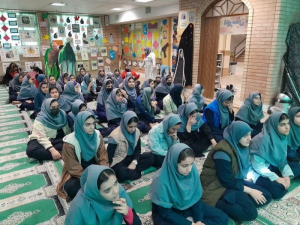 نشست فرهنگی و قرآنی با موضوع «زندگی با آیه‌ها» در دبیرستان دخترانه سوده برگزار شد   