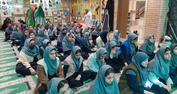 نشست فرهنگی و قرآنی با موضوع «زندگی با آیه‌ها» در دبیرستان دخترانه سوده برگزار شد   