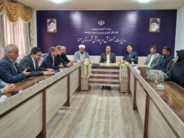 دیدار فرمانده سپاه شهرستان صحنه با مدیر آموزش‌ و پرورش به مناسبت هفته معلم و هفته عقیدتی ـ سیاسی