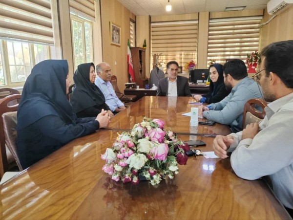 نشست فرماندار صحنه با زعفران‌کاران استان در جهاد کشاورزی شهرستان.