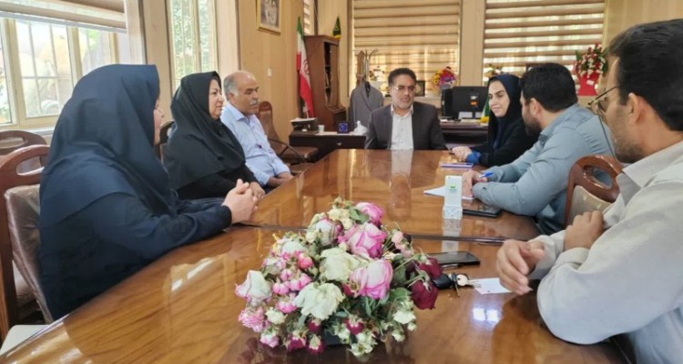 نشست فرماندار صحنه با زعفران‌کاران استان در جهاد کشاورزی شهرستان.