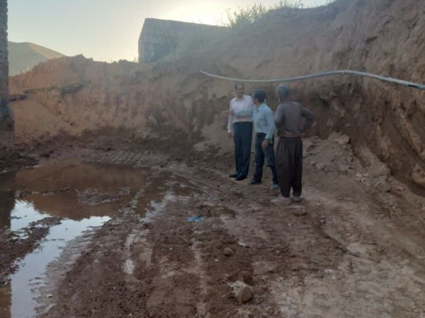 بازدید بخشدار مرکزی صحنه از روستای دوآب و بررسی موضوع آسیب به مخزن آب شرب
