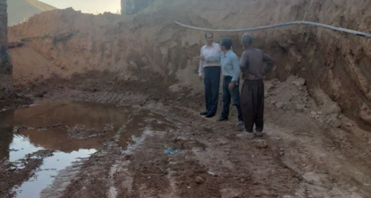 بازدید بخشدار مرکزی صحنه از روستای دوآب و بررسی موضوع آسیب به مخزن آب شرب