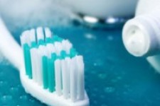 اشتباهات رایج هنگام مسواک زدن 