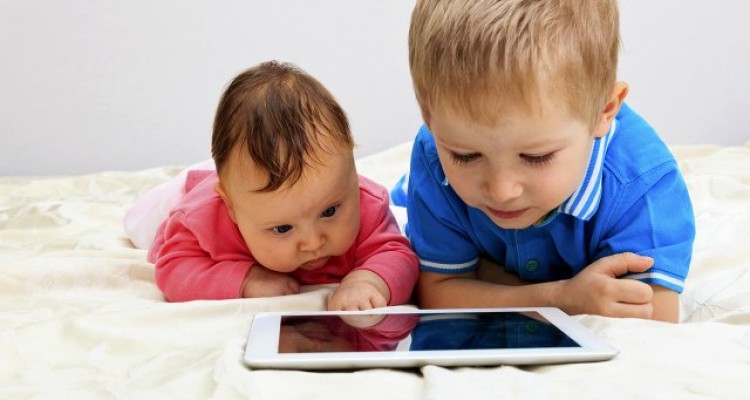  تبلت چه بلایی سر کودکان می‌آورد؟ 