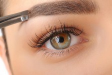  با تیغ زدن ابروهایم واقعا پرپشت می شود؟ 