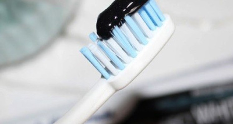  آیا خمیر دندان زغالی خوب است؟ 