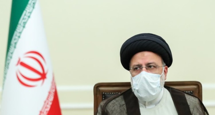 حضور صمیمی رئیسی در منزل دو تن از شهدای دفاع مقدس