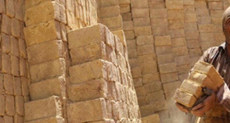 دود کوره‌های آجرپزی کرمانشاه به چشم مردم می‌رود/ گازرسانی؛ منتظر پایان جدال مسؤولان است