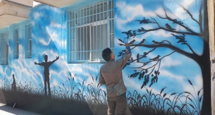 رنگ آمیزی دیوارهای فرسوده در راستای زیبایی بصری شهری