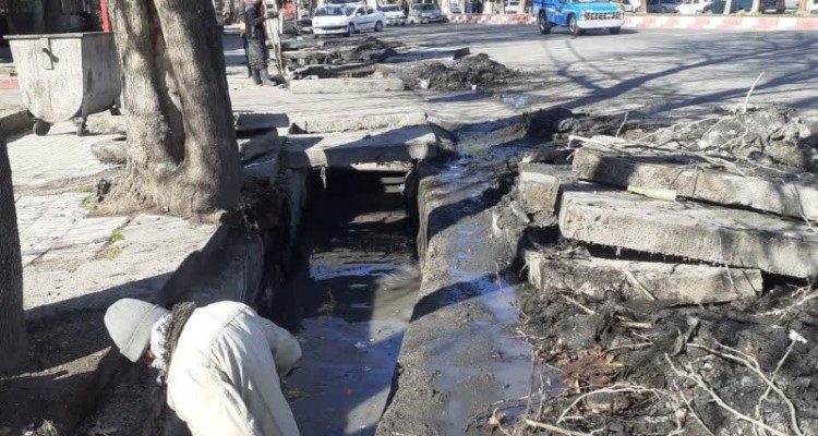 اجرای عملیات لایروبی و پاکسازی جوی ها و کانال‌های سطح شهر صحنه 