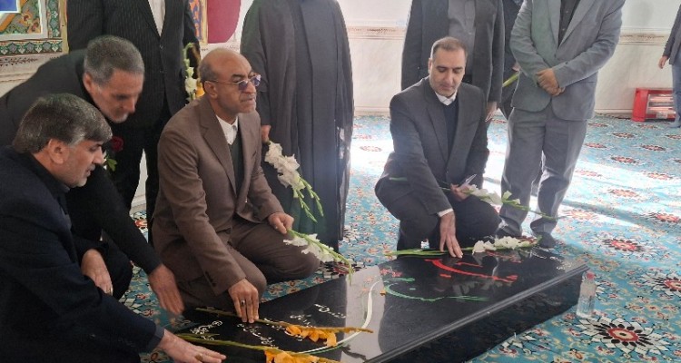غبار روبی مزار شهدای صحنه با حضور استاندار کرمانشاه