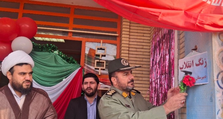 نواختن زنگ انقلاب در صحنه